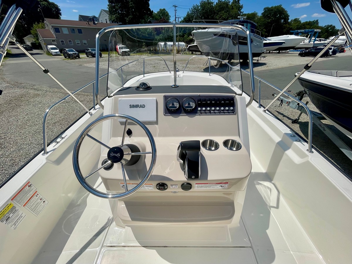 2026 Boston Whaler 210 Montauk 12
