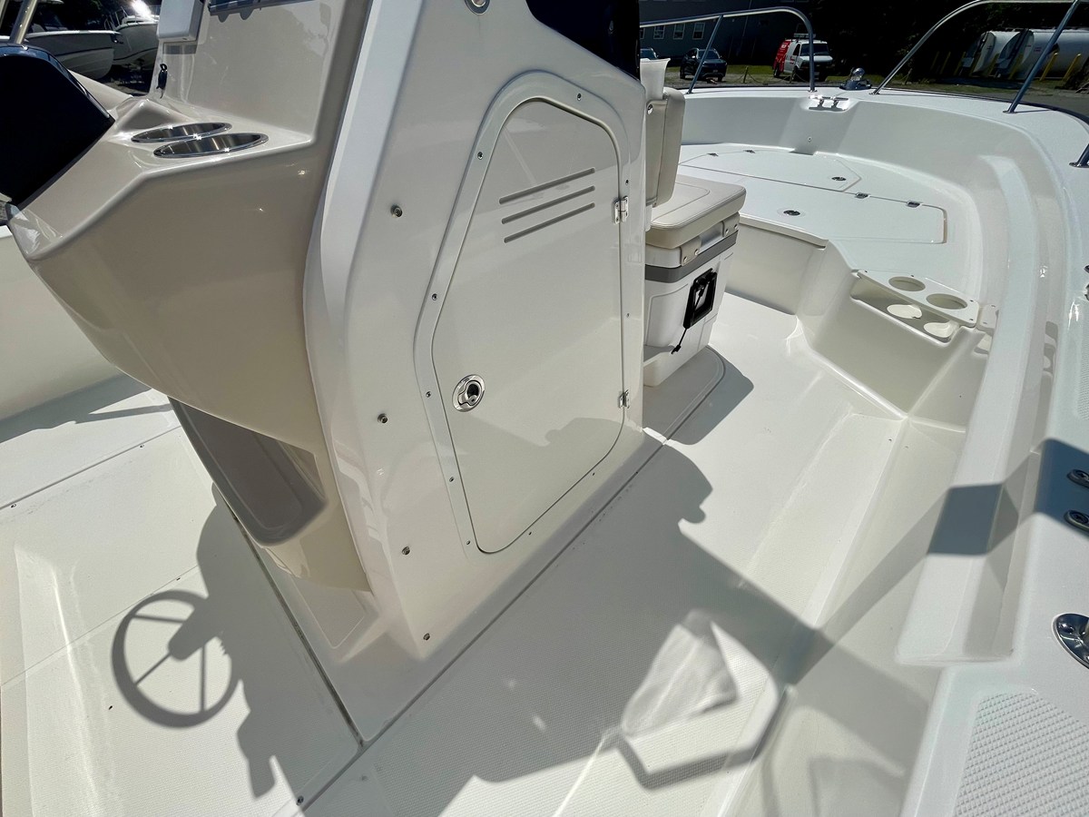 2026 Boston Whaler 210 Montauk 13