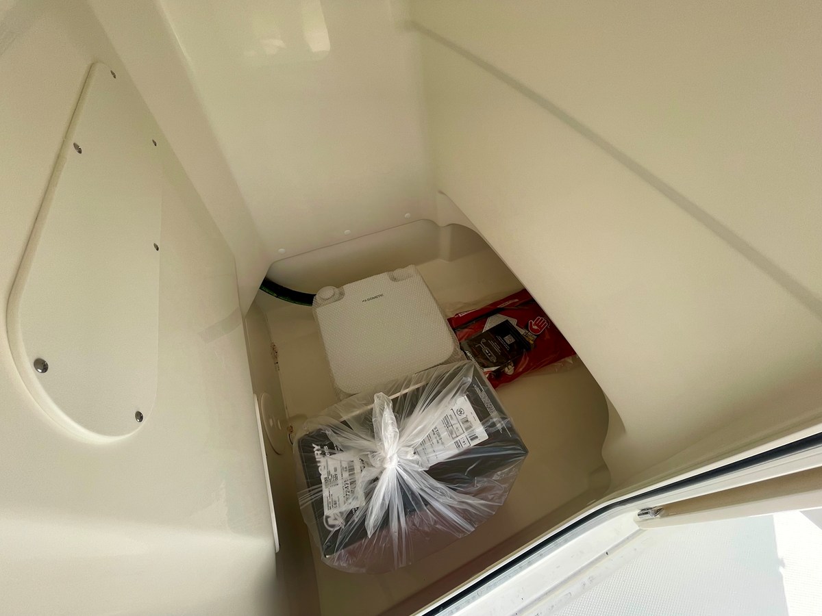 2026 Boston Whaler 210 Montauk 14