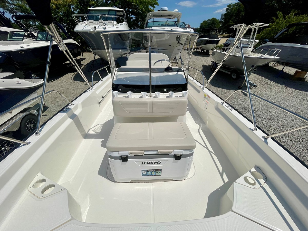 2026 Boston Whaler 210 Montauk 16