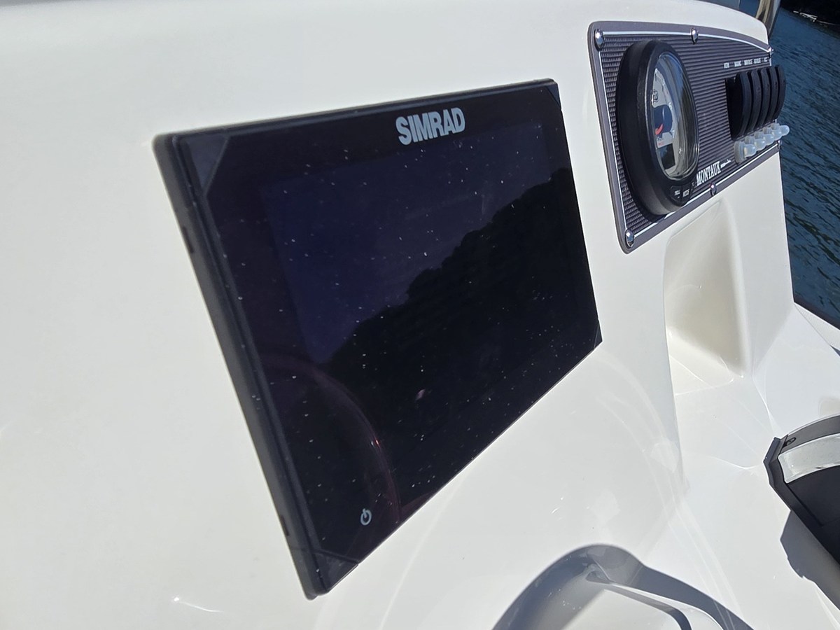 2027 Boston Whaler 170 Montauk 15
