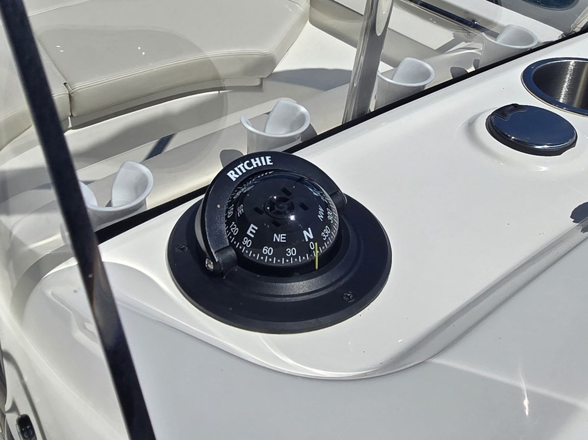2027 Boston Whaler 170 Montauk 17