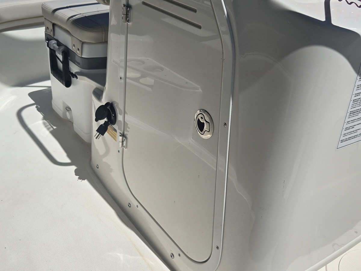 2027 Boston Whaler 170 Montauk 19