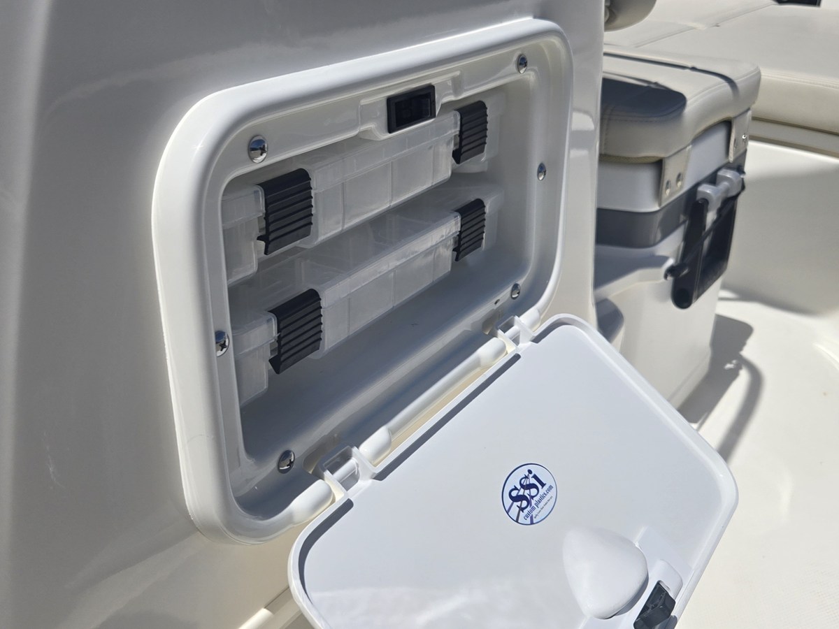 2027 Boston Whaler 170 Montauk 20