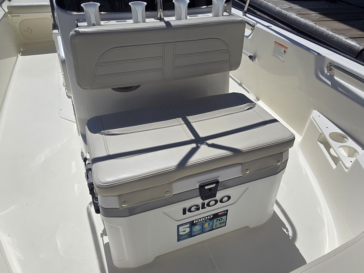 2027 Boston Whaler 170 Montauk 21