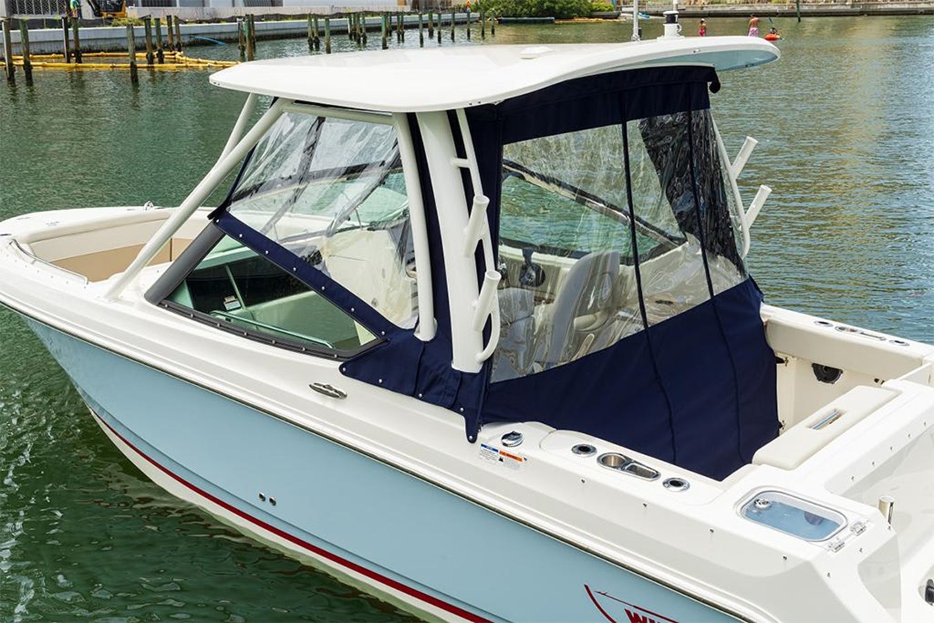 2027 Boston Whaler 240 Vantage 7