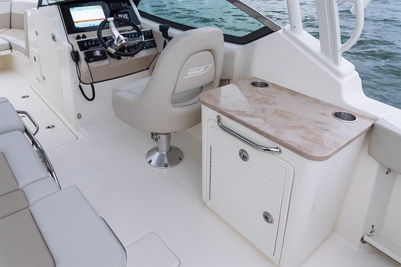 2027 Boston Whaler 240 Vantage 28