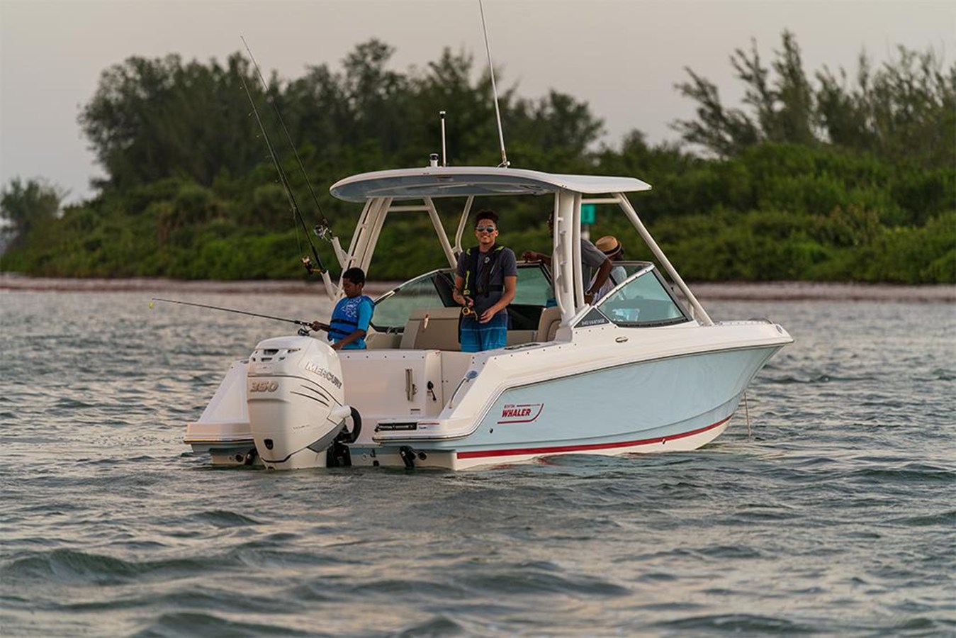 2027 Boston Whaler 240 Vantage 57