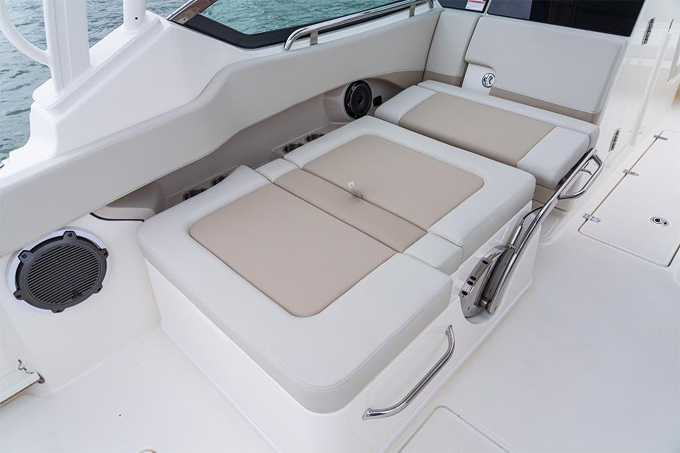 2027 Boston Whaler 240 Vantage 87