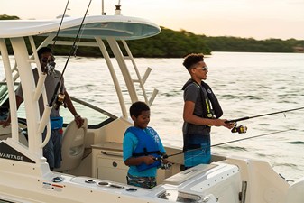 2027 Boston Whaler 240 Vantage 26