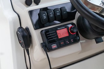 2027 Boston Whaler 240 Vantage 74