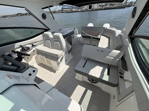 Sea Ray Sundancer 320 Outboard 20 2026 Sea Ray Sundancer 320 Outboard 21