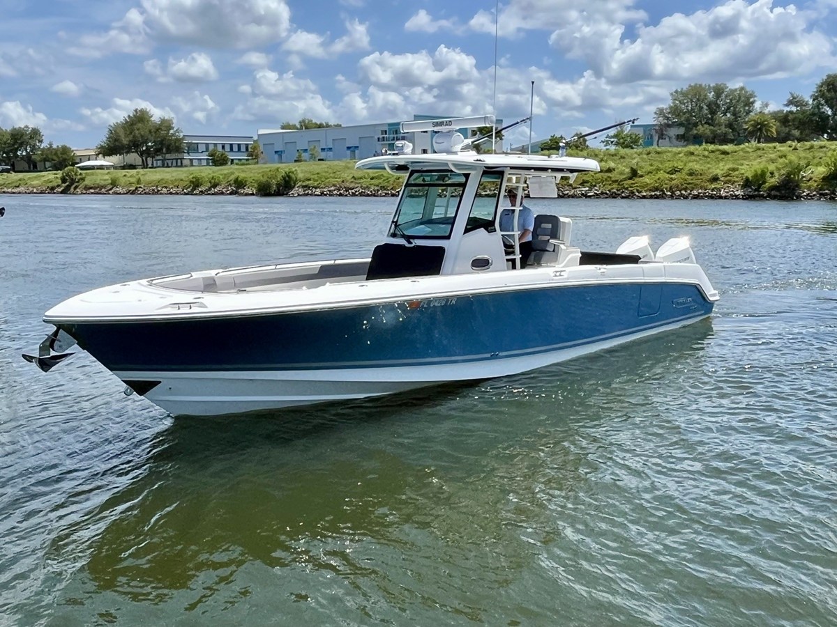 2023 Boston Whaler 330 OUTRAGE 1
