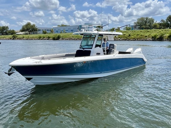 2023 Boston Whaler 330 OUTRAGE 1