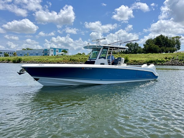 2023 Boston Whaler 330 OUTRAGE 3