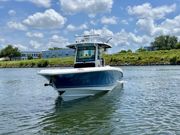 2023 Boston Whaler 330 OUTRAGE 4