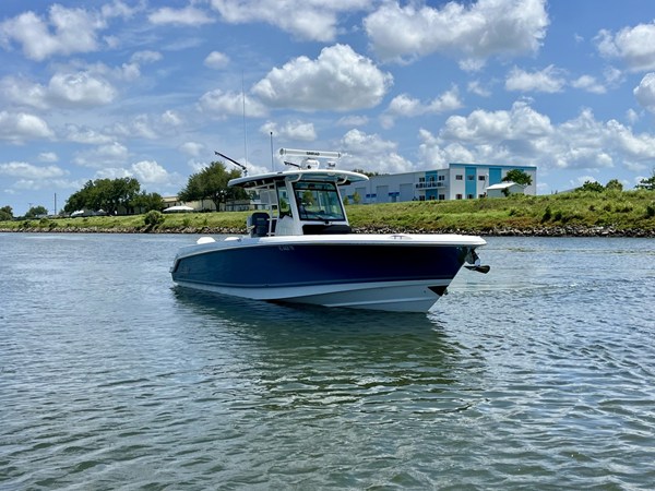 2023 Boston Whaler 330 OUTRAGE 6