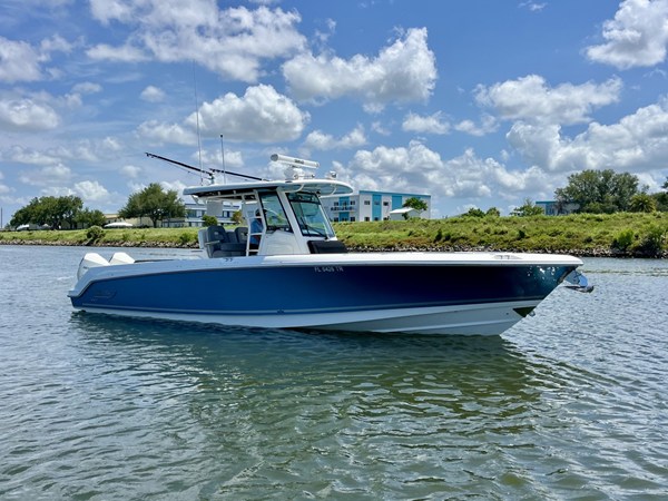 2023 Boston Whaler 330 OUTRAGE 8
