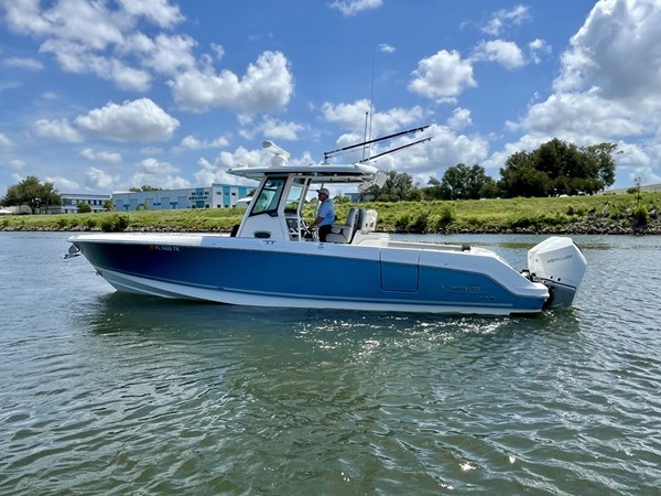 2023 Boston Whaler 330 OUTRAGE 17
