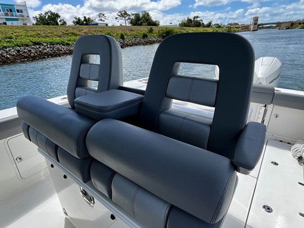2023 Boston Whaler 330 OUTRAGE 24
