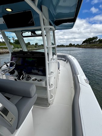 2023 Boston Whaler 330 OUTRAGE 26
