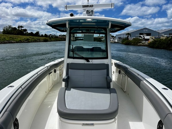 2023 Boston Whaler 330 OUTRAGE 27
