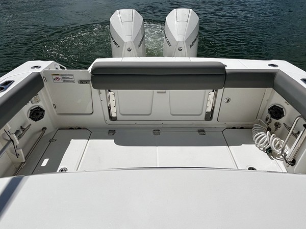 2023 Boston Whaler 330 OUTRAGE 31