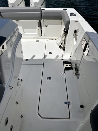 2023 Boston Whaler 330 OUTRAGE 37