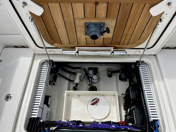 2023 Boston Whaler 330 OUTRAGE 40