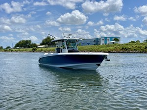 Boston Whaler 330 OUTRAGE 5 2023 Boston Whaler 330 OUTRAGE 6