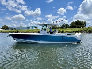 Boston Whaler 330 OUTRAGE 15 2023 Boston Whaler 330 OUTRAGE 16