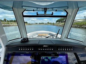 Boston Whaler 330 OUTRAGE 18 2023 Boston Whaler 330 OUTRAGE 19