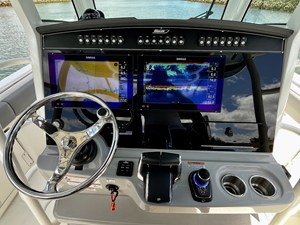 Boston Whaler 330 OUTRAGE 19 2023 Boston Whaler 330 OUTRAGE 20