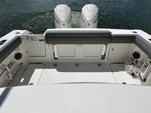 Boston Whaler 330 OUTRAGE 30 2023 Boston Whaler 330 OUTRAGE 31