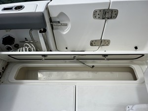 Boston Whaler 330 OUTRAGE 35 2023 Boston Whaler 330 OUTRAGE 36