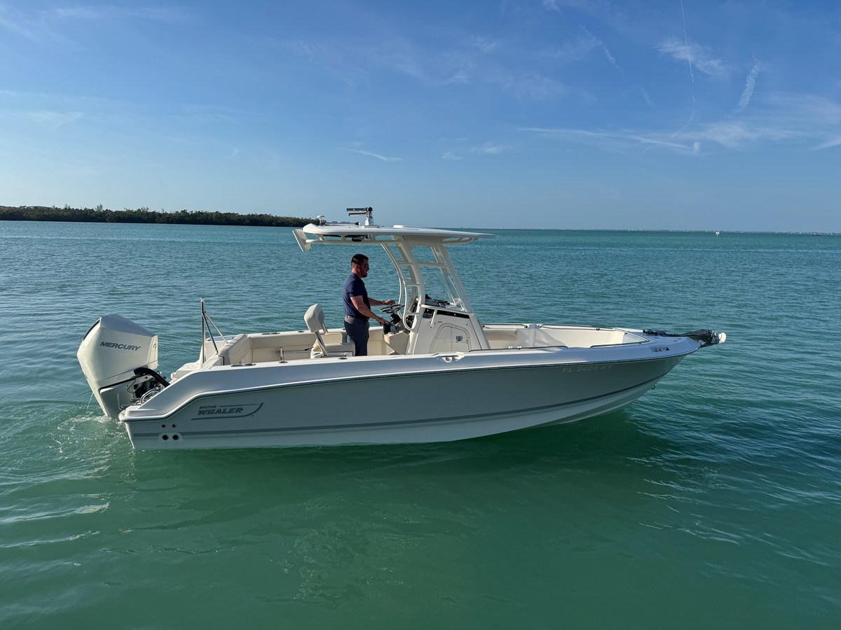 2021 Boston Whaler 230 OUTRAGE 2