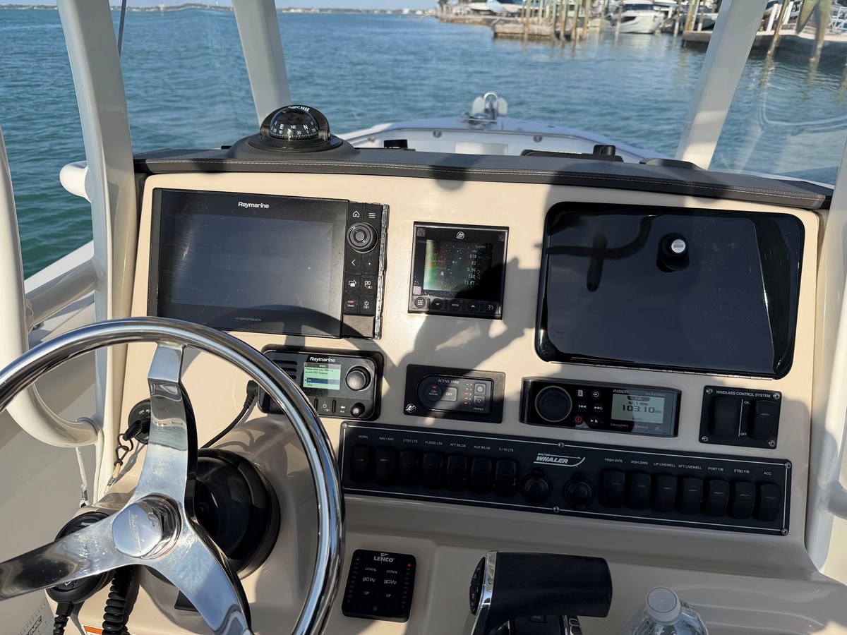 2021 Boston Whaler 230 OUTRAGE 16