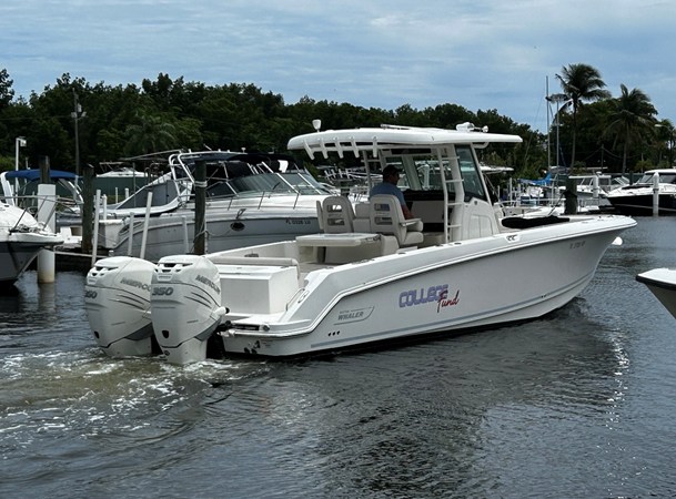 2018 Boston Whaler 330 OUTRAGE 1