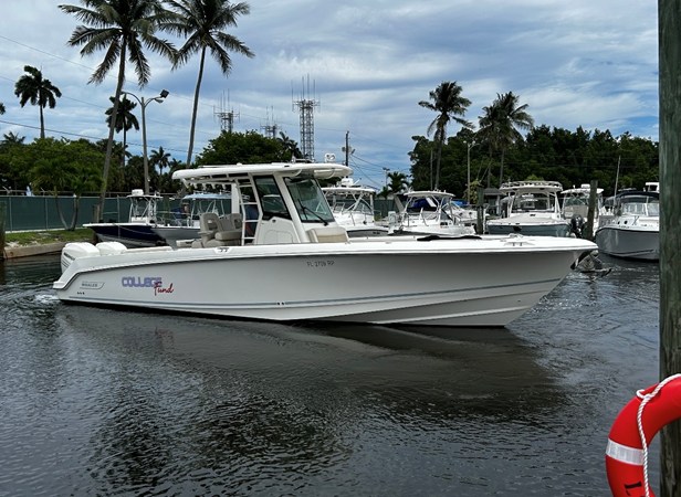 2018 Boston Whaler 330 OUTRAGE 2