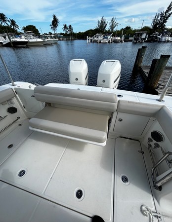 2018 Boston Whaler 330 OUTRAGE 5