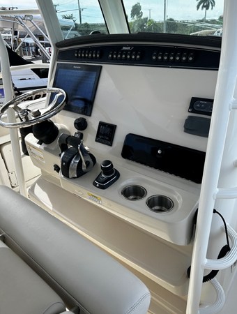 2018 Boston Whaler 330 OUTRAGE 11