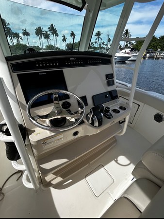 2018 Boston Whaler 330 OUTRAGE 13