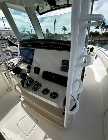 2018 Boston Whaler 330 OUTRAGE 14