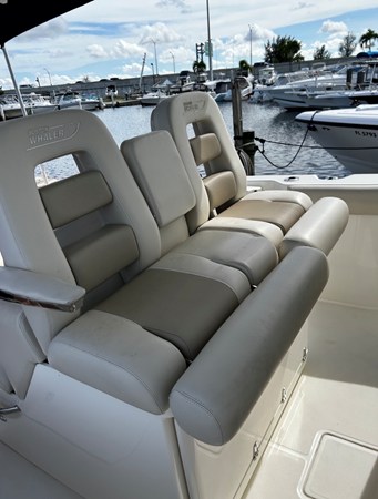 2018 Boston Whaler 330 OUTRAGE 16