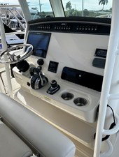 Boston Whaler 330 OUTRAGE 10 2018 Boston Whaler 330 OUTRAGE 11