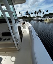 Boston Whaler 330 OUTRAGE 17 2018 Boston Whaler 330 OUTRAGE 18