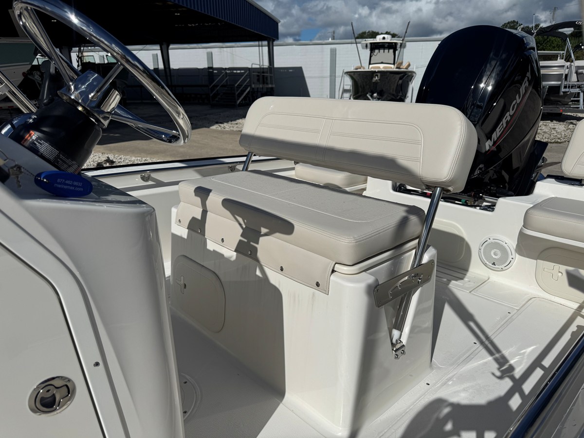 2027 Boston Whaler 170 Montauk 7