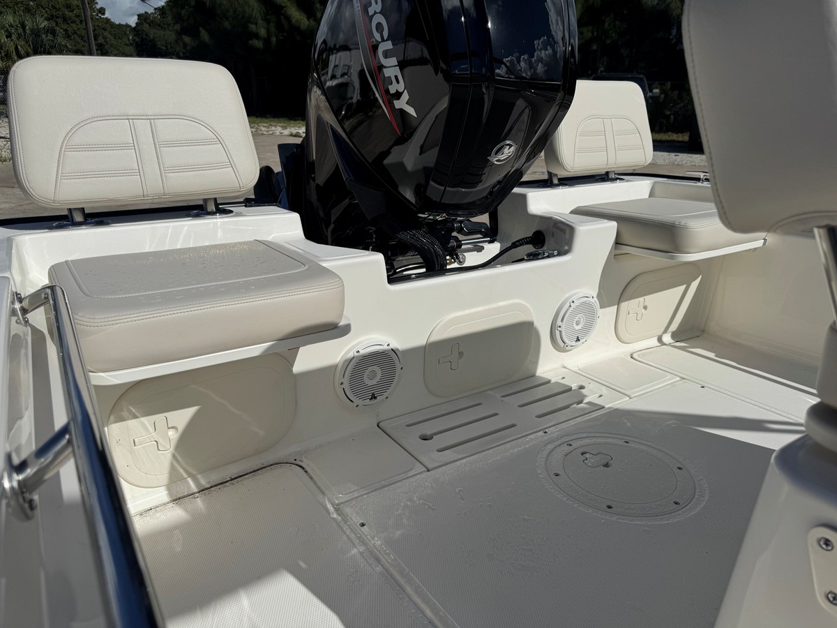 2027 Boston Whaler 170 Montauk 13