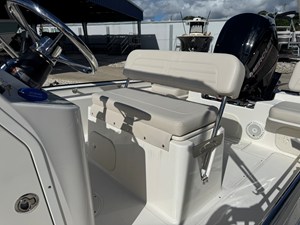 Boston Whaler 170 Montauk 6 2027 Boston Whaler 170 Montauk 7