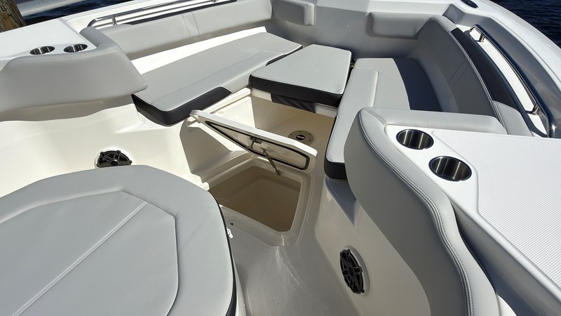 2027 Boston Whaler 330 Outrage 14